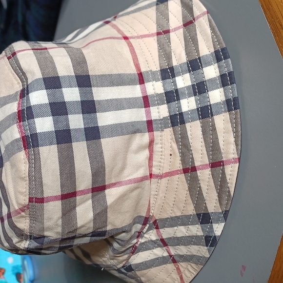 Authentic reversible Burberry leather and check unisex bucket hat - Picture 4 of 4